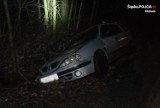 Pijany kierowca spowodował kolizję pod Kłobuckiem i uciekł z miejsca zdarzenia. 39-latek porzucił swój samochód w rowie