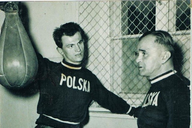 Młody Zbigniew Pietrzykowski słucha uwag Feliksa Stamma, jednego z najwybitniejszych trenerów w historii. Przeglądaj za pomocą gestu lub strzałki, by zobaczyć kolejne zdjęcie