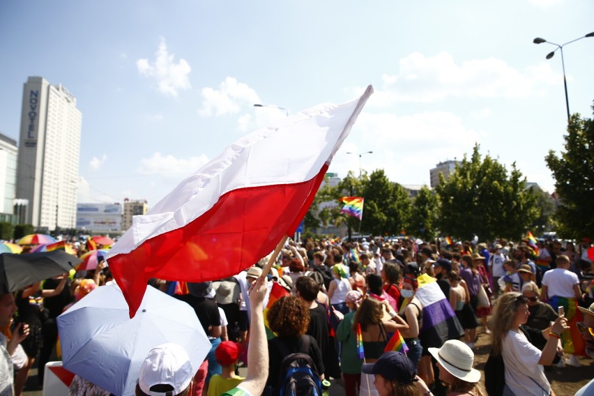 Parada Równości 2021 w Warszawie. Tęczowy marsz przeszedł ulicami miasta. "To święto wszystkich, którzy są tolerancyjni”