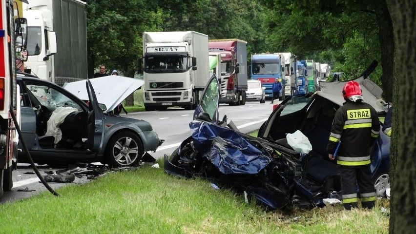 W zderzeniu Forda z Peugeotem zginęła jedna osoba, 2 trafiły...