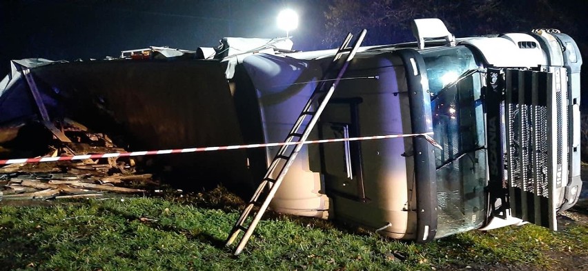 Wypadek samochodu ciężarowego przewożącego kurczaki w powiecie aleksandrowskim [zdjęcia]