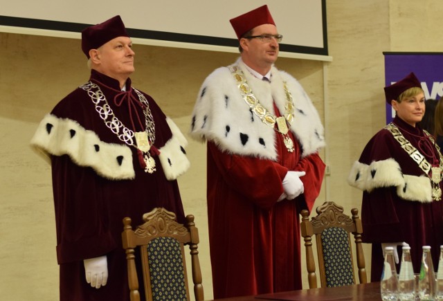 W Centrum Kultury Akademickiej Państwowej Wyższej Szkoły Techniczno-Ekonomicznej w Jarosławiu zorganizowano uroczyste rozpoczęcie roku akademickiego 2017/2018. Jarosławska uczelnia powstała w 1998 roku.

 Zobacz też: Pierwszy w Polsce student, który obronił tytuł doktora przed skończeniem studiów magisterskich.
