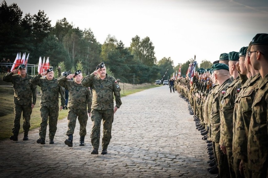Sztandar przekazany. 12 Dywizja Zmechanizowana w Szczecinie ma nowego dowódcę