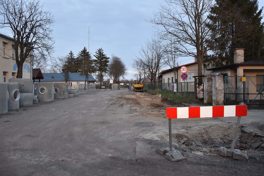 Malbork. Ulica Chrobrego w przebudowie. Na części drogi leży już nawierzchnia asfaltowa 