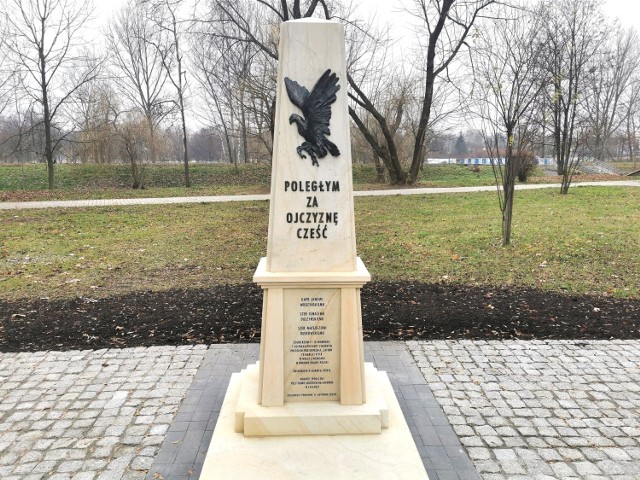 Replika pomnika upamiętniającego polskich żołnierzy z 1939 roku stanęła w Czeladzi Zobacz kolejne zdjęcia/plansze. Przesuwaj zdjęcia w prawo - naciśnij strzałkę lub przycisk NASTĘPNE