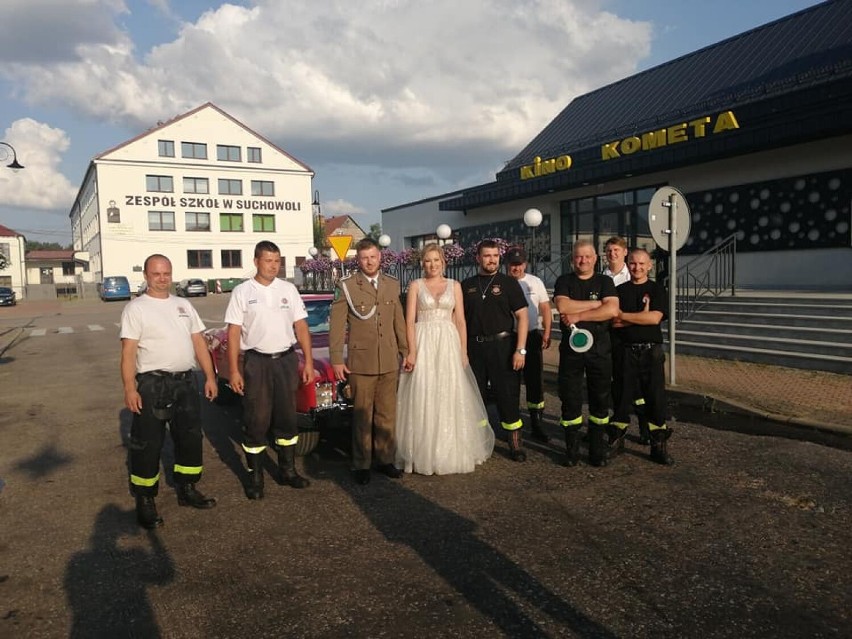 Druh OSP Suchowola ożenił się. Koledzy z jednostki przygotowali młodej parze strażacką bramę