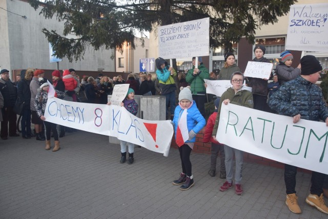 Na zdjęciu protest uczniów i rodziaców przed szkołą w Kiełczewie, który odbył się w lutym