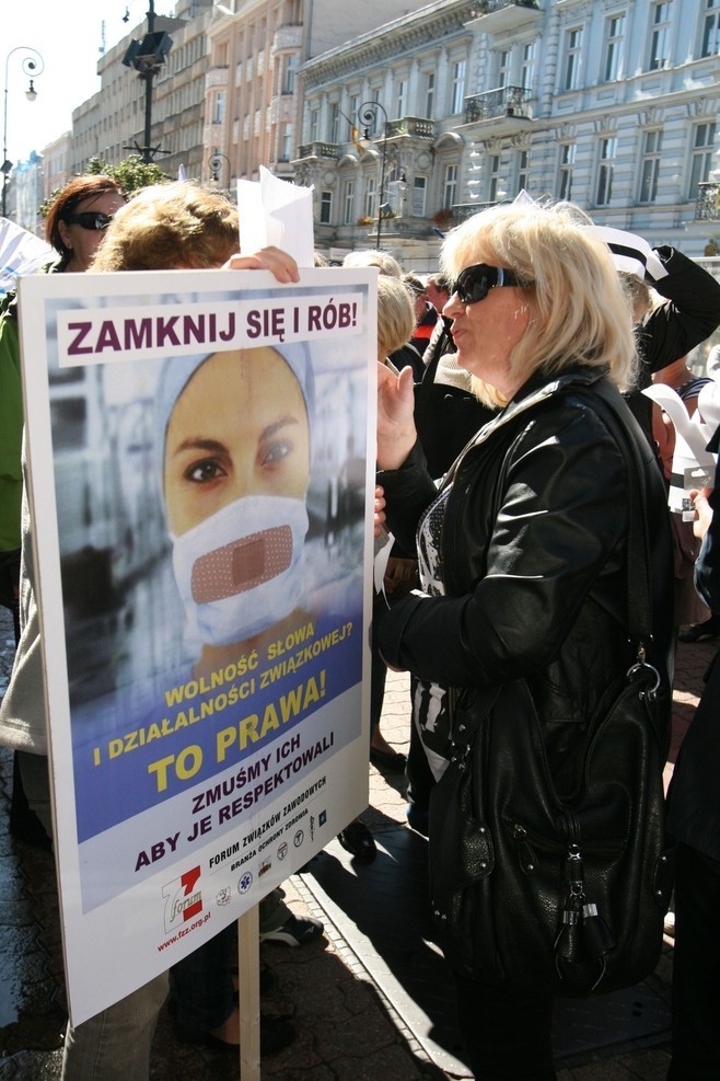 Protest pielęgniarek na Piotrkowskiej w Łodzi