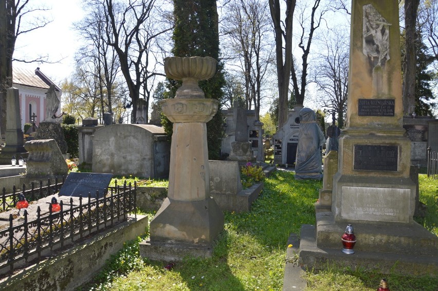 Informację na temat pochowanych na tarnowskich cmentarza znajdziesz w internecie