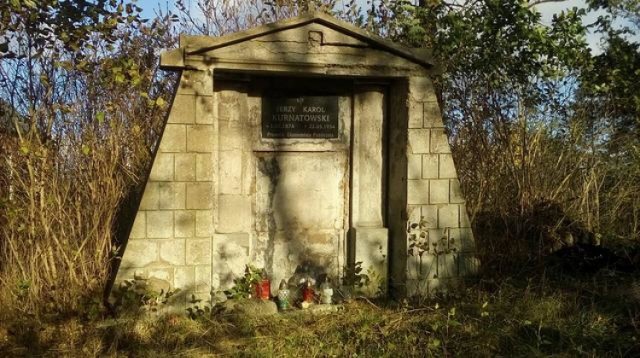 Szykują zbiórkę na renowację nagrobka Jerzego Karola Kurnatowskiego w Szadku