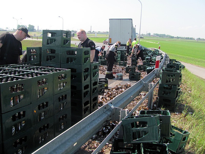 Na obwodnicy Nowych Skalmierzyc ciężarówka wjechała w barierki. Setki litrów piwa na jezdni. FOTO