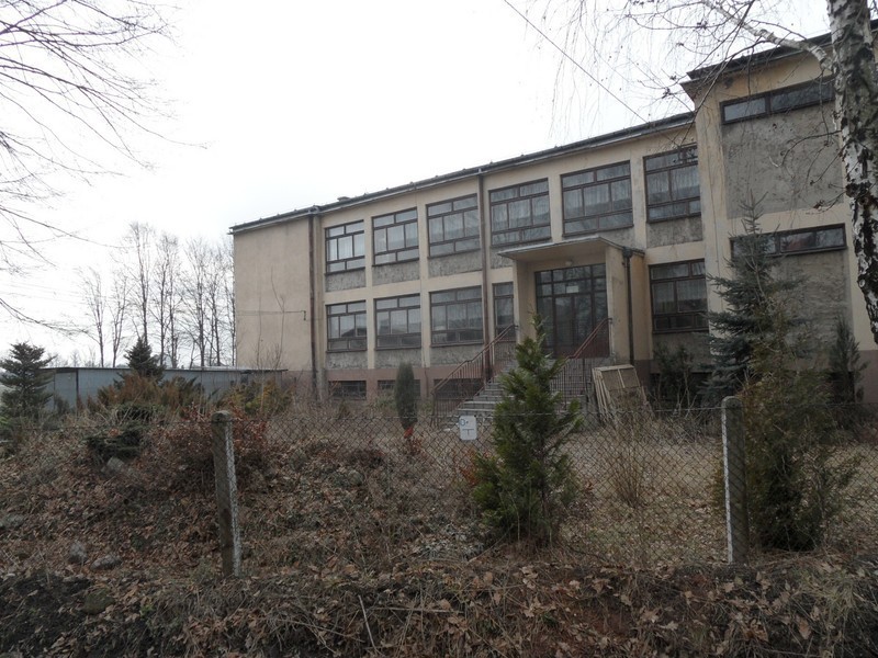 Budynek po gimnazjum wciąż stoi pusty