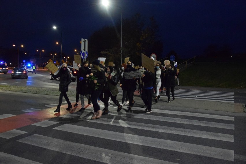 Wieczorny strajk kobiet w Szczecinku. Demonstracja w autach, taniec, spacery [zdjęcia]