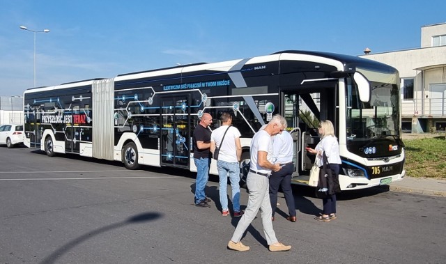 Pasażerowie w Bydgoszczy mogą skorzystać z okazji i przejechać się testowanym przez MZK autobusem elektrycznym. Harmonogram kursów publikujemy w artykule.