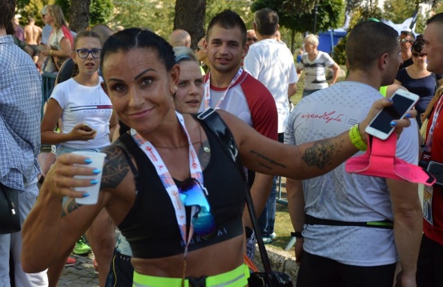 Prawie 250 biegaczy stanęło na starcie Krośnieńskiej Dziesiątki w niedzielę, 25 sierpnia.



W kategorii open zwyciężył Dawid Klaybor (34. Brygada Kawalerii Pancernej w Żaganiu) - 34.06, drugi był Jacek Stadnik (Sklep dla Biegaczy Run Planet Zielona Góra) - 35.05, a trzeci Adam Marysiak (Astra Nowa Sól) - 37.53. Wśród kobiet triumfowała Karolina Bilawa (Wolsztyńska Akademia Biegowa) - 39.57 przed Sandrą Nowak (Astra Nowa Sól) - 40.42 i Karoliną Jankowską (23. Śląski Pułk Artylerii) - 44.30. W tym roku organizatorzy zmienili trasę biegu, więc każdy zawodnik ustanowił rekord życiowy.