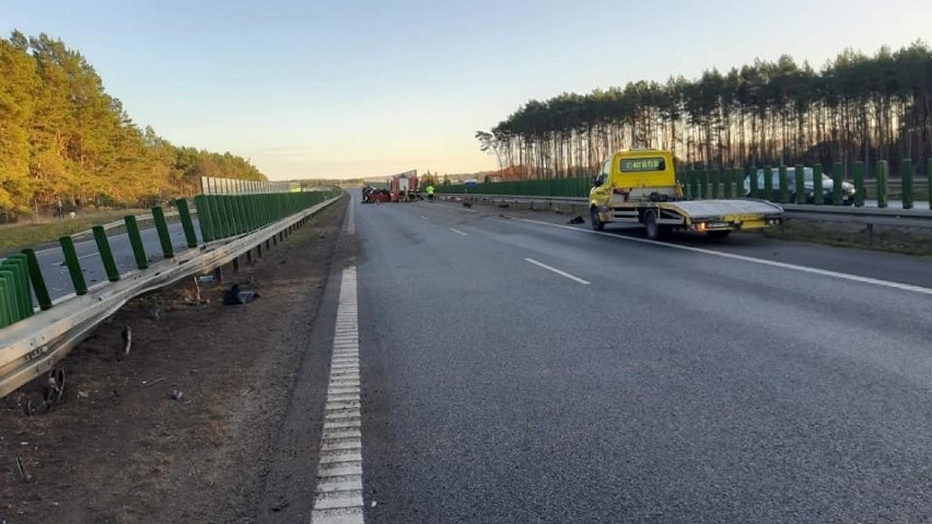 - Samochód wbił się częściowo pod wóz strażacki i został...