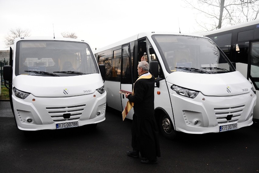 Jasło. Nowe autobusy "Jasiela" uroczyście oddane do użytku i poświęcone. W wydarzeniu wziął udział wiceminister infrastruktury