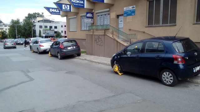 Zdziwienie niektórych kierowców było duże, kiedy we wtorek przed południem ujrzeli na kołach swoich aut żółte blokady. Działo się to na ulicy Przechodniej w Kielcach, obok wieżowca. To zaskoczenie, gdyż w tym miejscu tradycyjnie wielu kielczan parkowało swoje auta od lat, bez żadnych konsekwencji. 

Obecni na miejscu strażnicy miejscy opowiadali, że auta były niewłaściwie zaparkowane. 
-&nbsp;Nie ma tu miejsca na postój pojazdów, bo utrudnia to przejście pieszym - mówili.
-&nbsp;Jeśli auto jest pozostawione w niedozwolonym miejscu możemy w taki sposób ukarać kierowcę - uzupełnia Władysław Kozieł, komendant Straży Miejskiej w Kielcach.