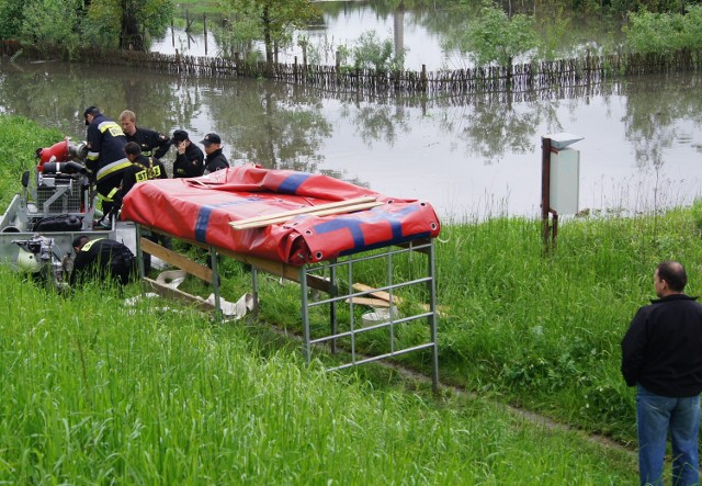 Wielka woda w regionie tarnowskim po raz drugi dała o sobie znać w nocy z piątku na sobotę. W Tuchowie Biała o trzy metry przekroczyła poziom stanu alarmowego.  Po raz kolejny doszło w tym rejonie do podtopień piwnic oraz dróg. Od rana wody w Białej powoli ubywa. Nadal jednak w Tuchowie oraz w Tarnowie stan alarmowy jest przekroczony.

film

Powódź Małopolska 2014: stany alarmowe na rzekach [AKTUALIZACJA]