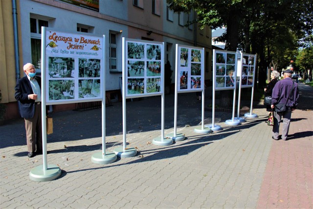 Przed budynkiem DK w Łęczycy prezentowane są zdjęcia autorstwa Przemysława Marynowskiego