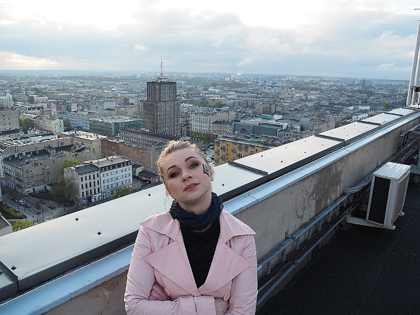 Zdjęcia do teledysku popularnej wokalistki powstały na dachu łódzkiego wieżowca. Zobacz zdjęcia