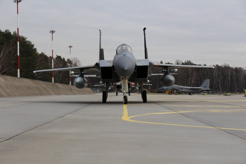Kolejne amerykańskie  F15 wylądowały w Łasku. Jest już cała eskadra 