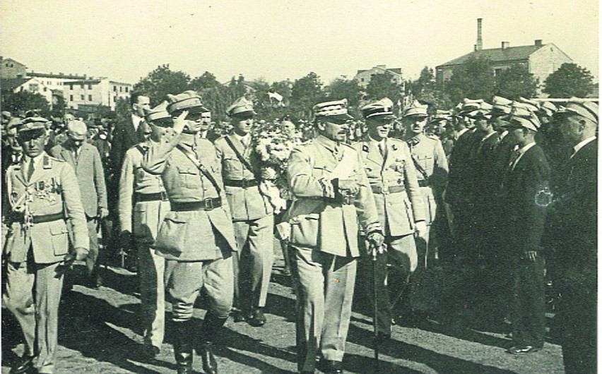 Marian Kuzior (salutuje) , obok niego gen. Józef Haller