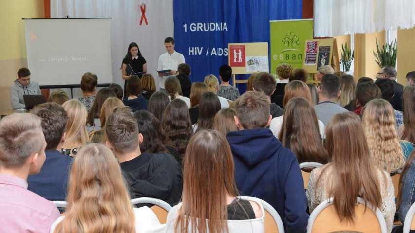 Powiatowy Konkurs Wiedzy o HIV i AIDS rozstrzygnięty w II LO w Radomsku [ZDJĘCIA]