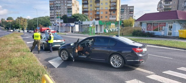 Do potrącenia doszło w czwartek, 3 września, na przejściu dla pieszych przy ul. Sulechowskiej w Zielonej Górze. Potrącenie miało miejsce przed galerią Gaja.

Informację o potrąceniu dostaliśmy od naszych Czytelników. Z pierwszych ustaleń wynika, że kierowca bmw na niemieckich numerach rejestracyjnych potrącił kobietę, która przechodziła przez przejście na ul. Sulechowskiej. Po potrąceniu kobieta była przytomna. Na miejsce wezwano służby ratunkowe. Przyjechała też policja, która ustali dokładny przebieg tego zdarzenia. 

Na skutek zdarzenia jeden pas został wyłączony z ruchu. Stało na nim bmw kierowcy, który potrącił pieszą oraz służby ratunkowe.  

Zobacz też wideo: Rozpędzony samochód staranował kobietę, która szła z psem poboczem. Zwierzę zginęło na miejscu
