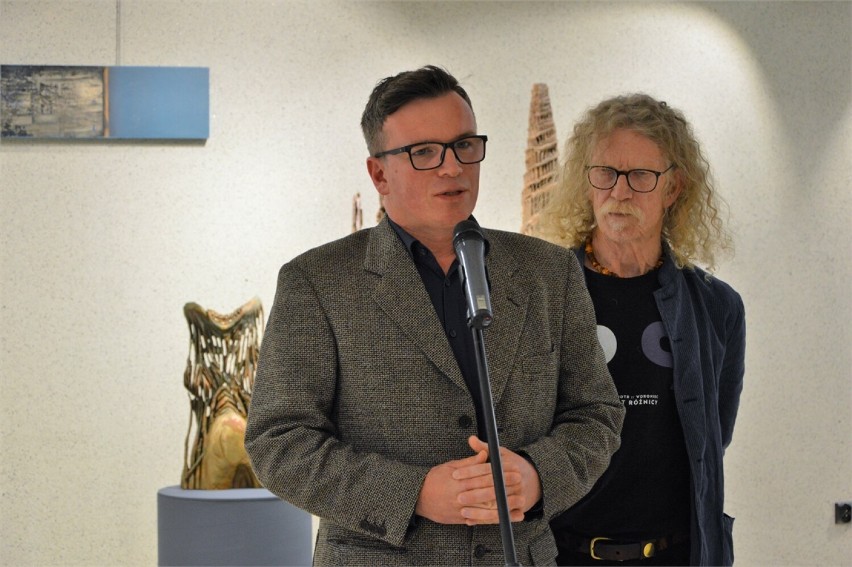 „Relacje” Piotra Worońca i jego syna w Galerii Jasielskiego Domu Kultury