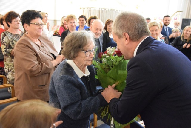 Uroczysta sesja rady miejskiej w Bieruniu. Przyznanie tytułu "Zasłużony dla miasta Bierunia" LO im. Powstańców Śląskich