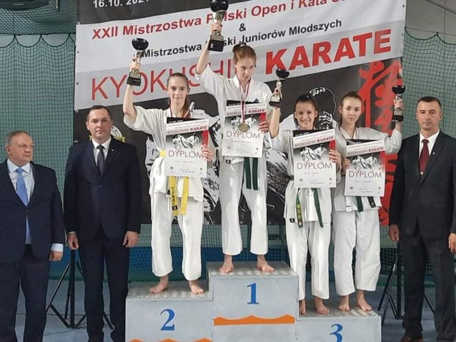 - W mistrzostwach wzięło udział około 260 zawodników z 82 klubów kyokushin zrzeszonych w Polskim Związku Karate. Inowrocławski klub reprezentowany był przez troje zawodników Oliwię Trybuś, Marcela Derdzikowskiego oraz Antoniego Witułę - informuje inowrocławski ratusz