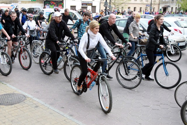 Rower jaki jest, każdy widzi. Mniejszy i węższy, a co za tym idzie, zajmuje mniej miejsca zarówno na jezdni, jak i na parkingach. Wiedzieliście, że w miejscu jednego samochodu zmieściłoby się aż 10 jednośladów?

Czytaj też: Darmowe rowery dla studentów. Trzeba tylko przejechać 120 kilometrów miesięcznie