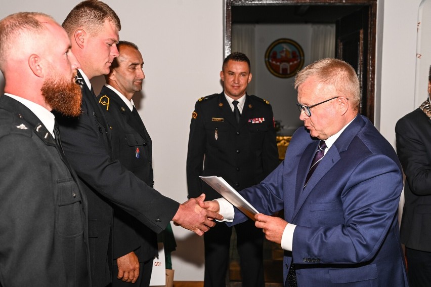 Podziękowania od władz Sandomierza dla strażaków, którzy uratowali życie mężczyźnie na giełdzie. Niezwykła akcja mundurowych