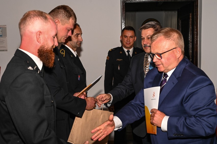 Podziękowania od władz Sandomierza dla strażaków, którzy uratowali życie mężczyźnie na giełdzie. Niezwykła akcja mundurowych