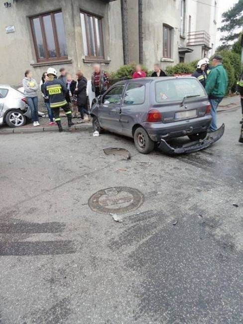 Nowy Sącz: rozbitym autem zburzył płot [ZDJĘCIA]