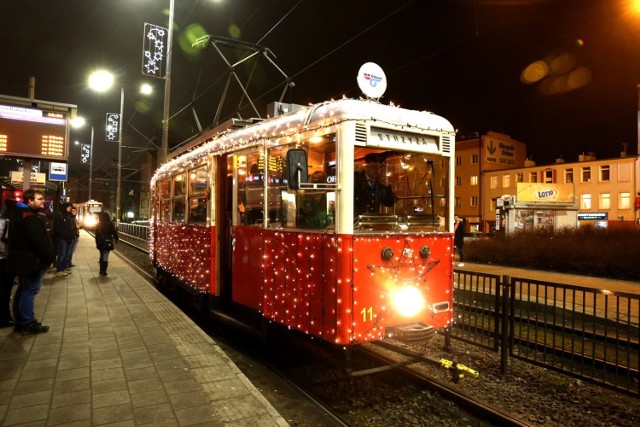 20 12 2016 gdansk. swiateczny tramwaj pokryty swiatecznymi swiatelkami  fot. piotr hukalo / dziennik baltycki / polska press