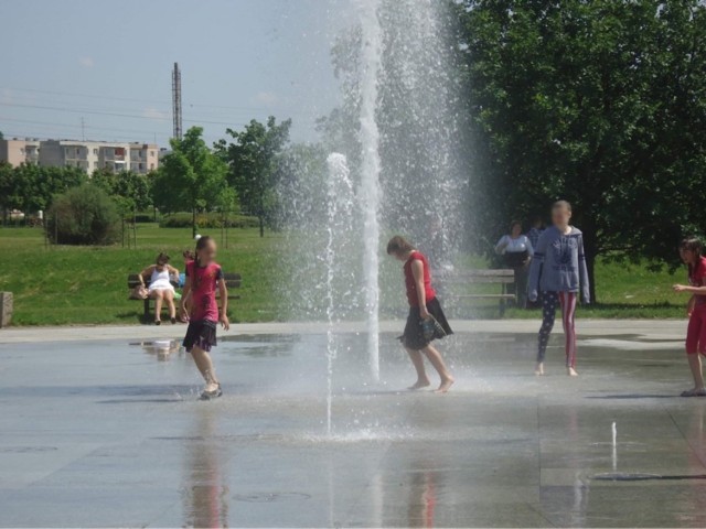 Ostatnie dni z wysokimi temperaturami spowodowały, że wielu mieszkańców Gorzowa szukało ochłody przy miejskich fontannach.