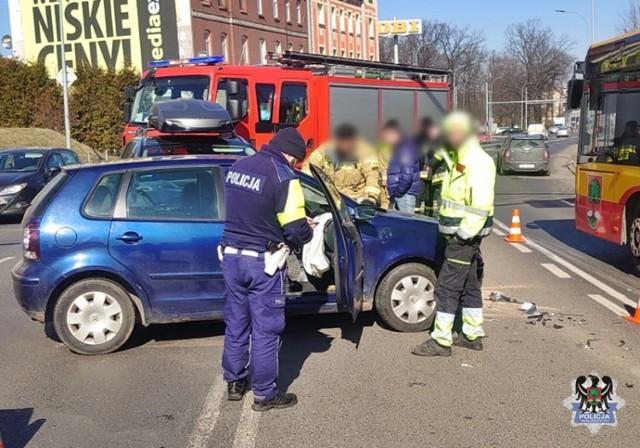 Wypadek na Piaskowej Górze w Wałbrzychu. Tak się kończy jazda na czerwonym świetle - ostrzega policja