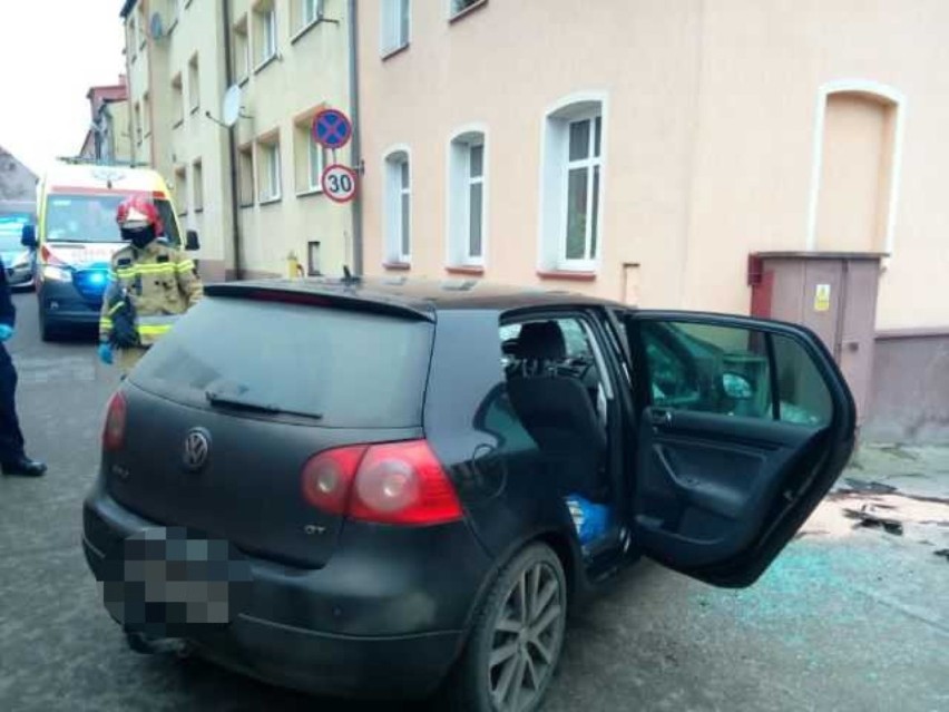 Auto uderzyło w budynek przy ul. Grottgera w Sławnie. Dwie osoby przewieziono do szpitala