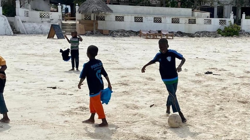 Dzieci z Zanzibaru były bardzo zadowolone z podarunku...
