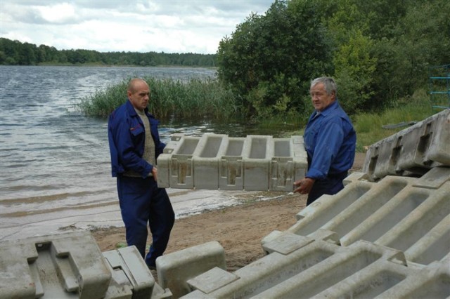 z plastikowych elementów montują pomost na Jeziorze Wikaryjskim