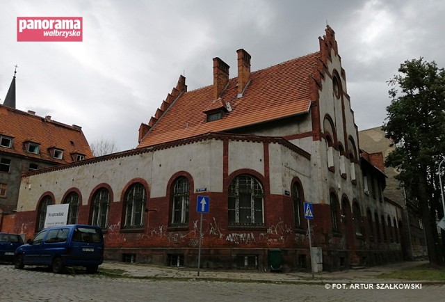 Zabytkowy obiekt przy ul. Pocztowej w Wałbrzychu, który przez ponad 100 lat był siedzibą poczty, został wystawiony na sprzedaż