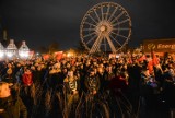 Tłumy na pożegnaniu prezydenta Pawła Adamowicza na gdańskiej Ołowiance. „Paweł, jesteśmy razem!” 