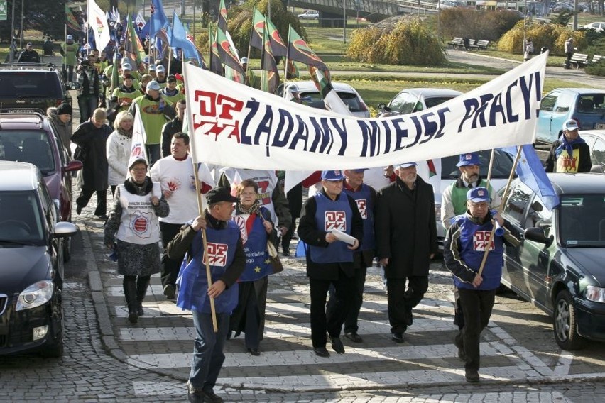 Wrocław: Chcą pracy! Protestowali przed Urzędem Wojewódzkim (ZDJĘCIA)