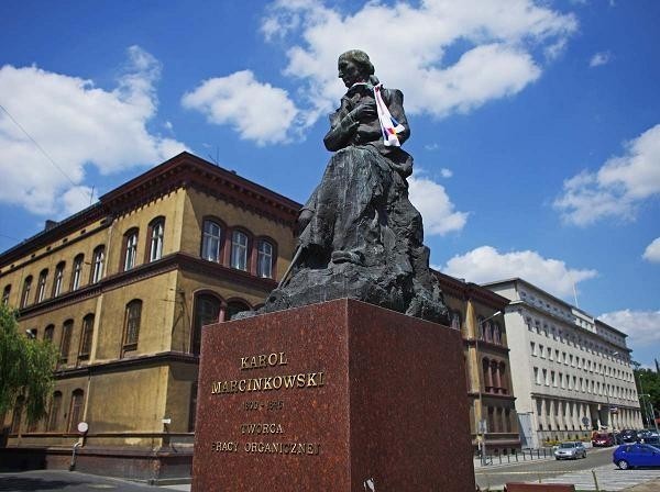 Pomniki w Poznaniu założyły szaliki [WIDEO]
