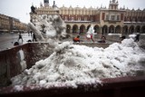 Atak zimy w Krakowie. Trwa odśnieżanie Rynku [ZDJĘCIA]