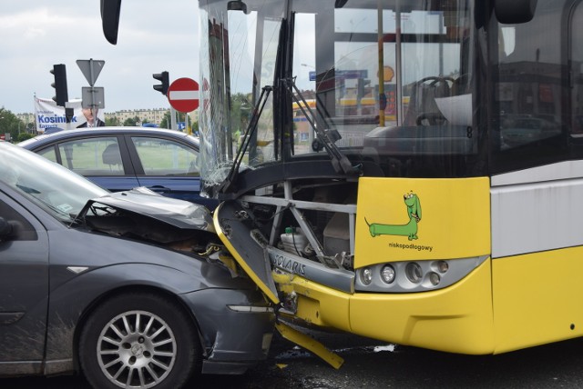 Wypadek w Sieradzu. Autobus zderzył się z fordem