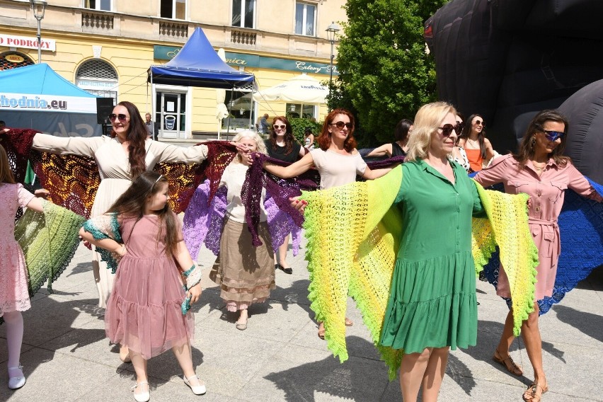 Pokaz mody z kolorowymi chustami Agnieszki Wysockiej na kieleckim deptaku w ramach Budzenia Sienkiewki. Panie zachwycały