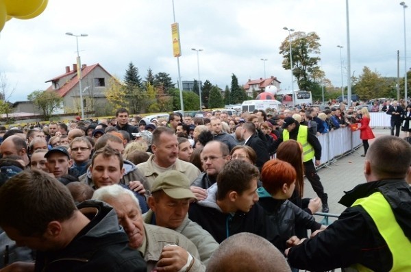 W poniedziałek przed godz. 9, wstęgę w drzwiach "Biedronki"...